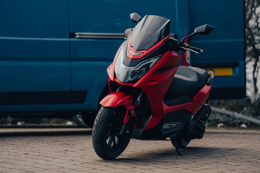 découvrez notre assurance moto électrique 125, conçue spécialement pour protéger votre véhicule tout en respectant l'environnement. bénéficiez de garanties adaptées, d'une assistance 24/7 et de tarifs compétitifs. roulez sereinement avec une couverture complète et profitez pleinement de votre moto électrique.