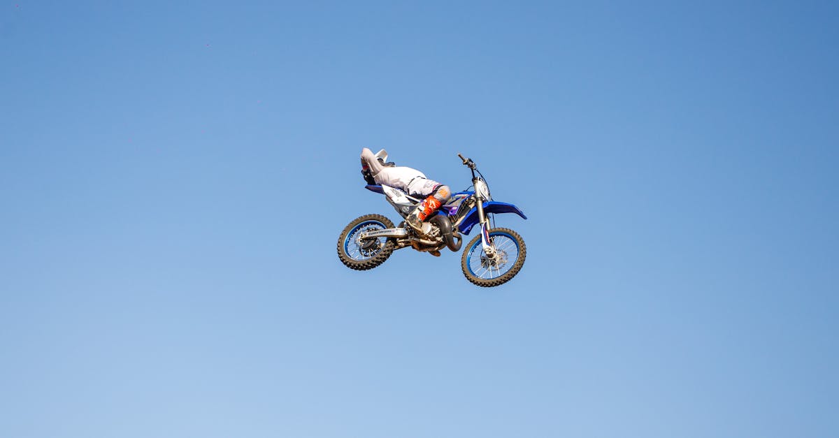 découvrez des citations inspirantes sur les motos, célébrant la liberté et l'aventure. plongez dans l'univers des passionnés de moto avec des phrases qui font vibrer l'âme du motard.