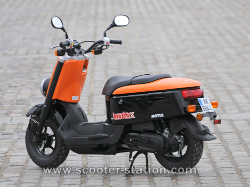 découvrez notre comparaison détaillée des mbk booster 2 temps et 4 temps. analysez les performances, la consommation de carburant et les atouts de chaque modèle pour choisir le scooter qui vous convient le mieux.