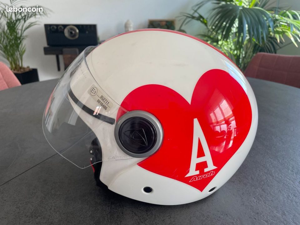découvrez notre collection de casques de scooter spécialement conçus pour les femmes. alliant style, confort et sécurité, nos casques allient parfaitement esthétique tendance et protection optimale pour vos trajets en scooter. roulez avec confiance et élégance !