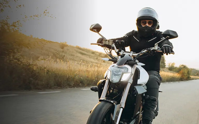 découvrez comment choisir la meilleure couverture d'assurance pour votre moto, en tenant compte de vos besoins spécifiques, des garanties offertes, et des conseils d'experts pour rouler sereinement.